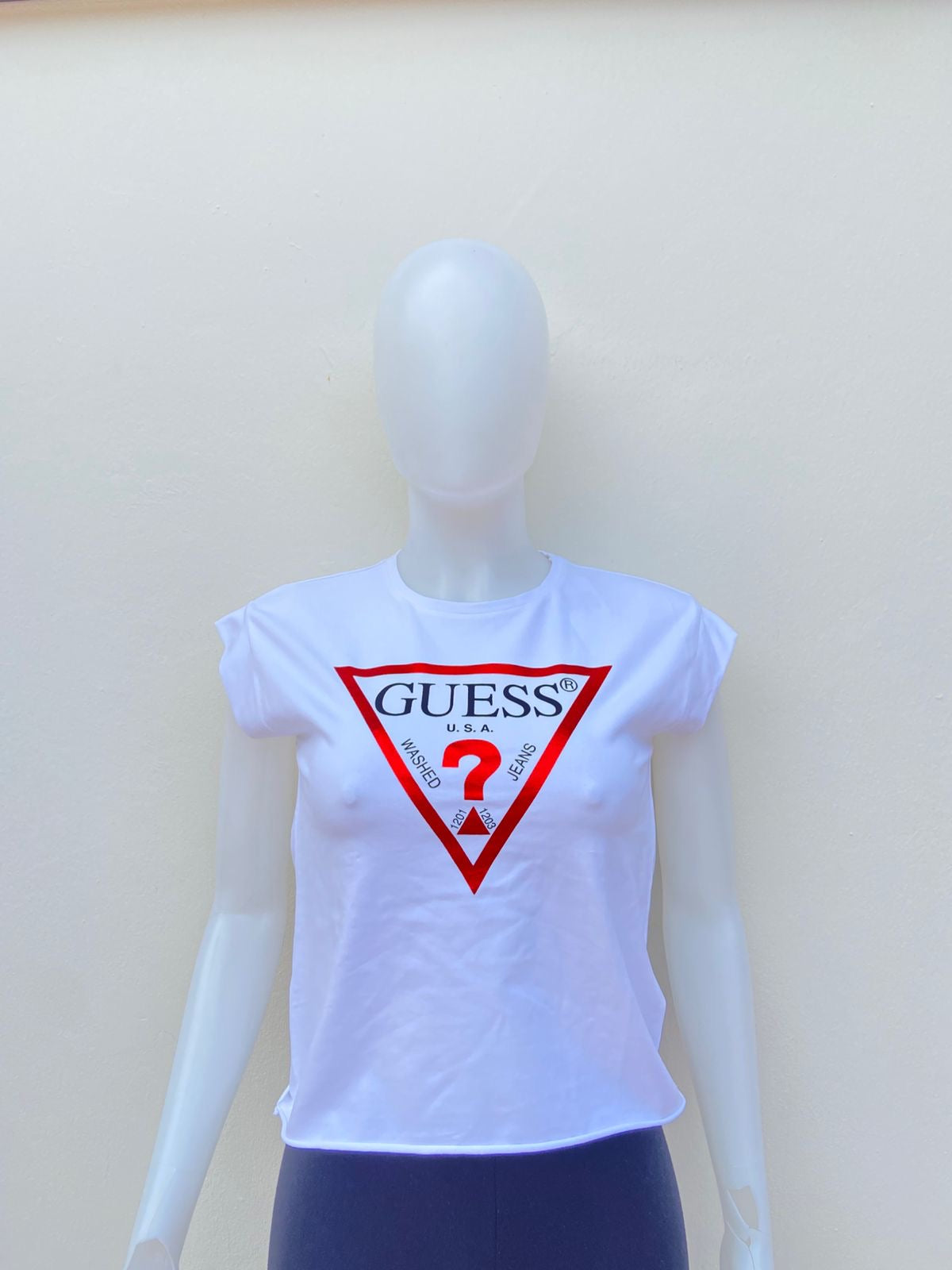 T-shirt GUESS original, blanco con letras GUESS en negro  y triángulo en color rojo.