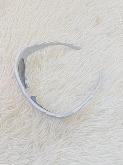 Lentes diseñados con protección UV 100-400 para proteger tu visión. Plateado con micas gris.