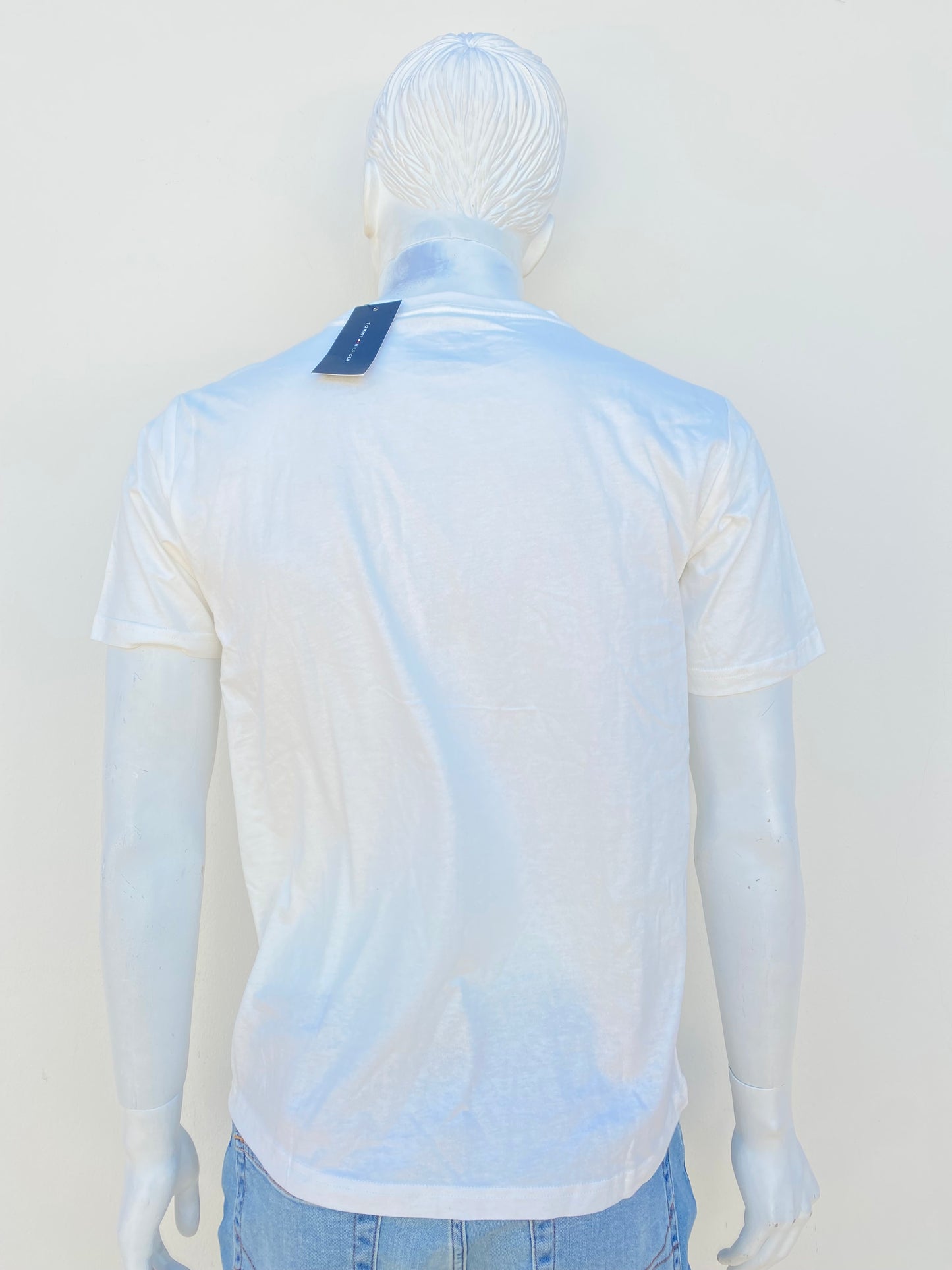 T-shirt Tommy Hilfiger original, blanco con letras de la marca azul oscuro.
