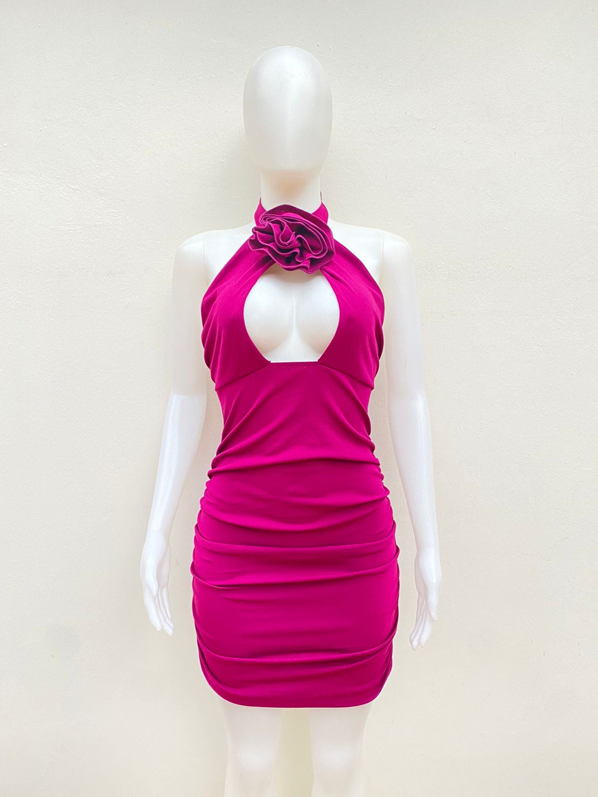 Vestido Fashion Nova Original, morado fucsia con abierto y rosa en el centro.