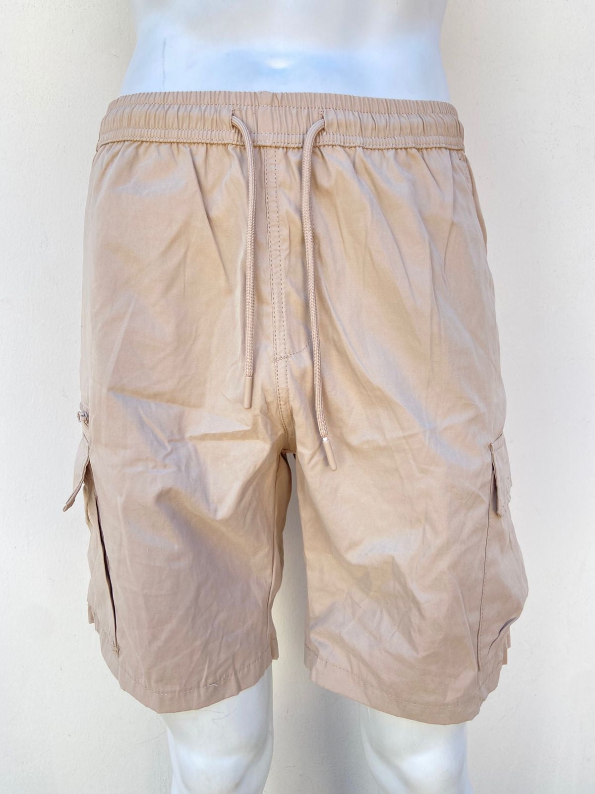 Bermuda Forever 21 Original en color creme con bolsillos en los lados siper y lazos ajustables