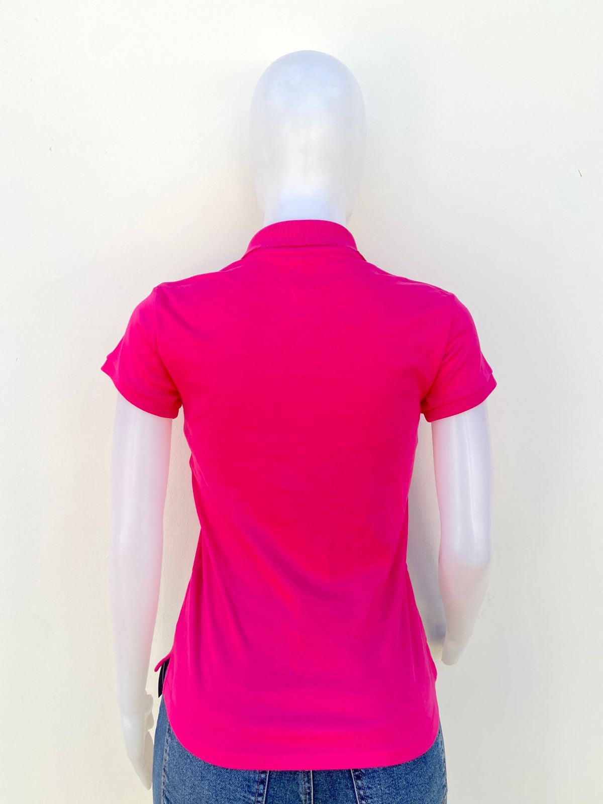 Polocher NAUTICA Original en color rosado fucsia y botones al frente.