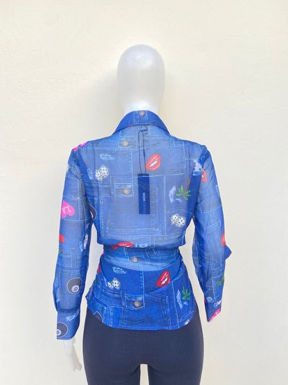 Camisa, azul con estampado de jean, bolos, dados, palmeras y mas, tela transparente