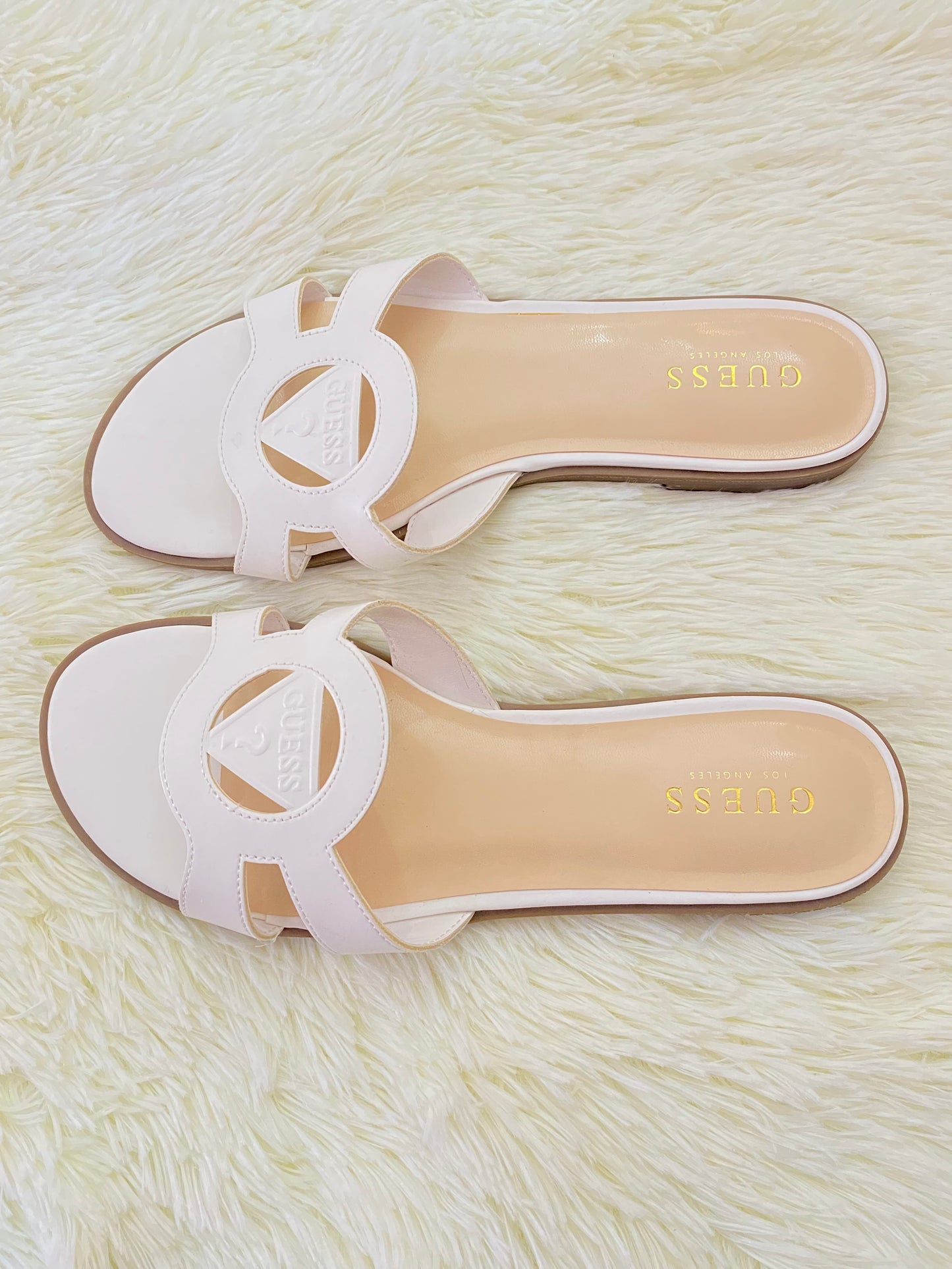 Sandalias GUESS original, blanca con crema y letras GUESS ? en frente.