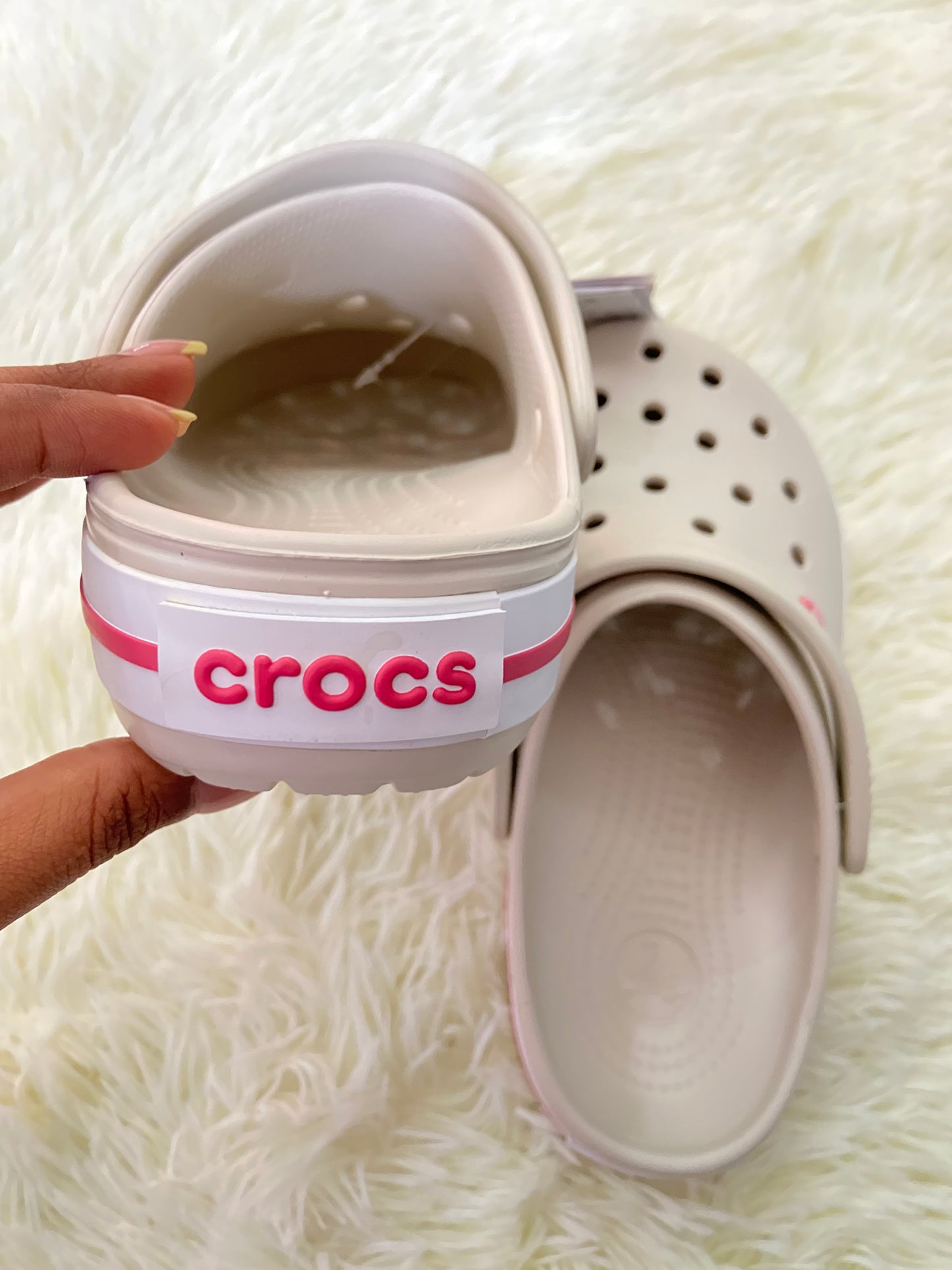 Sandalias CROCS original, crema con líneas rosadas y blancas.