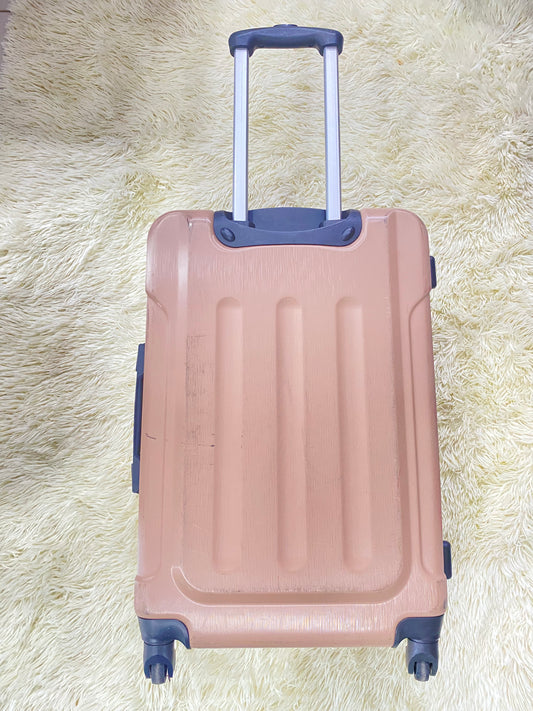 Maleta CALVIN KLEIN Original en color beige con logo de la marca en el frente.