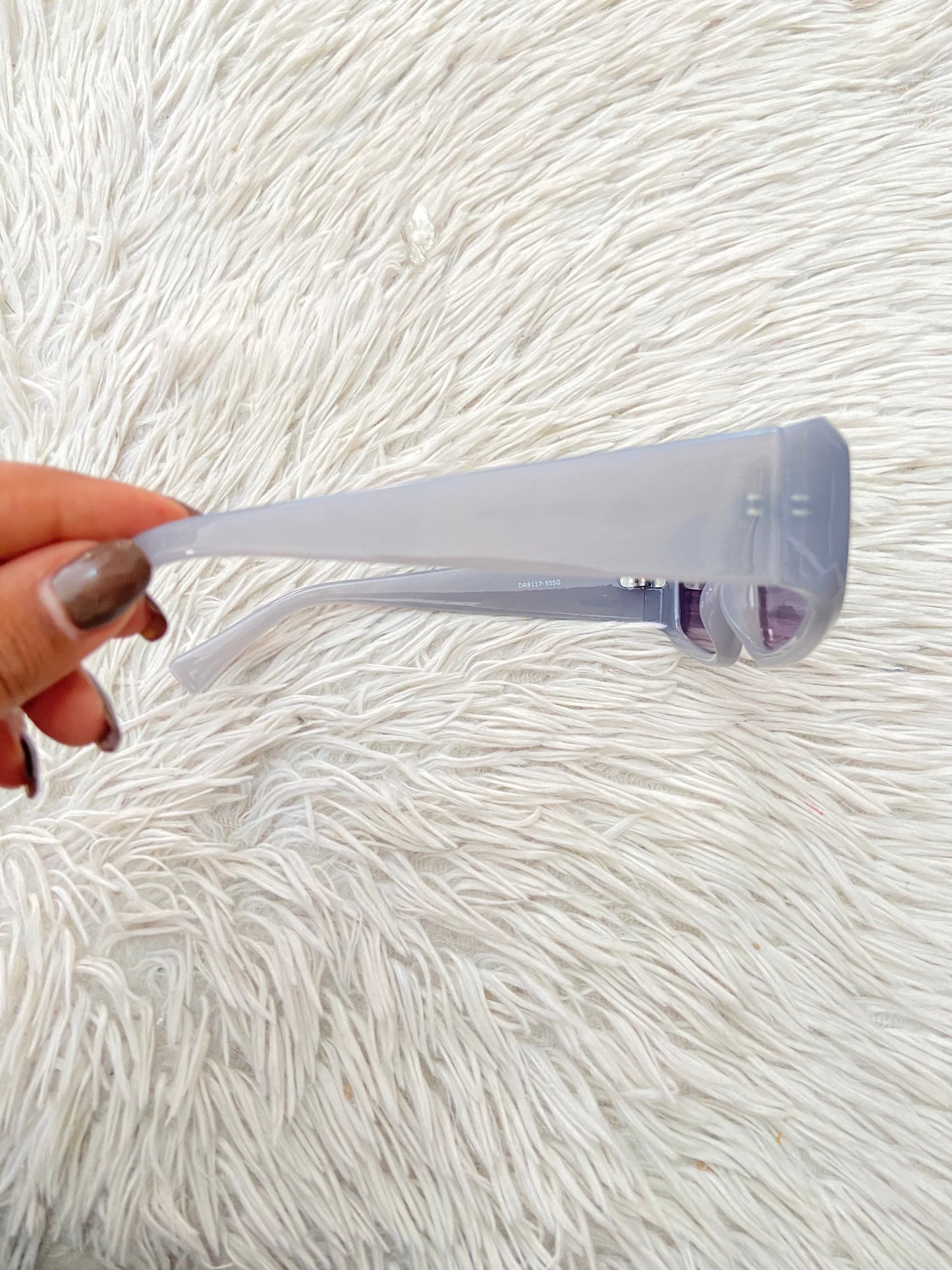 Lentes, gris con micas en morado oscuro.