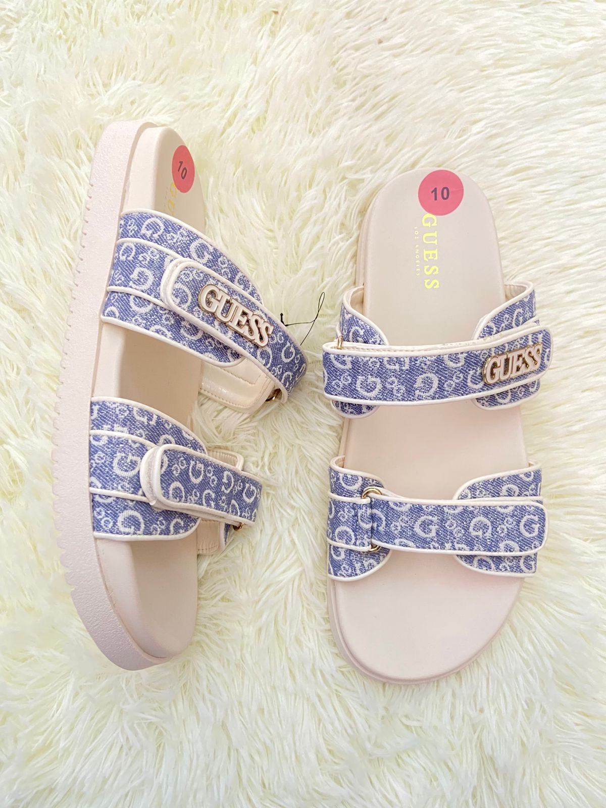 Sandalias GUESS original, crema con azul y letras G y placa de marca al lado, ajustables.