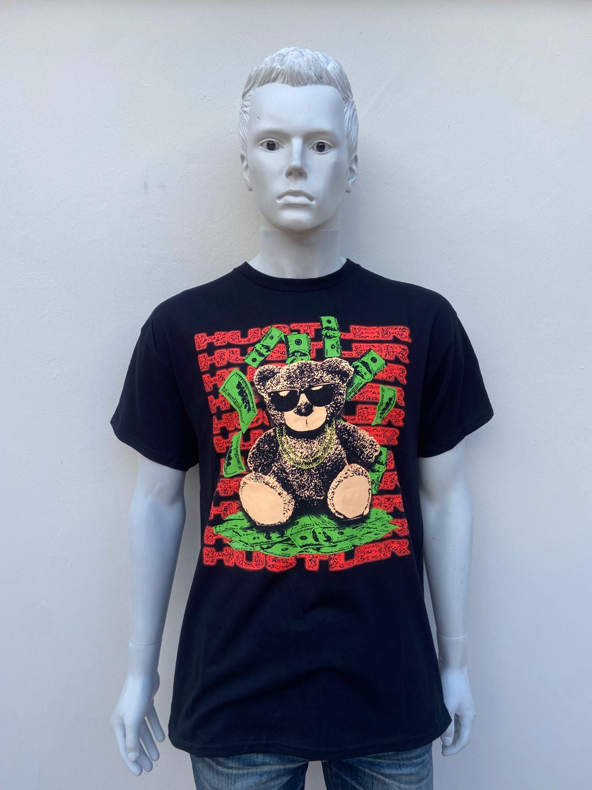 T-shirt Negro con estampado decun osos con dinero sobre el y letras rojas en el fondo