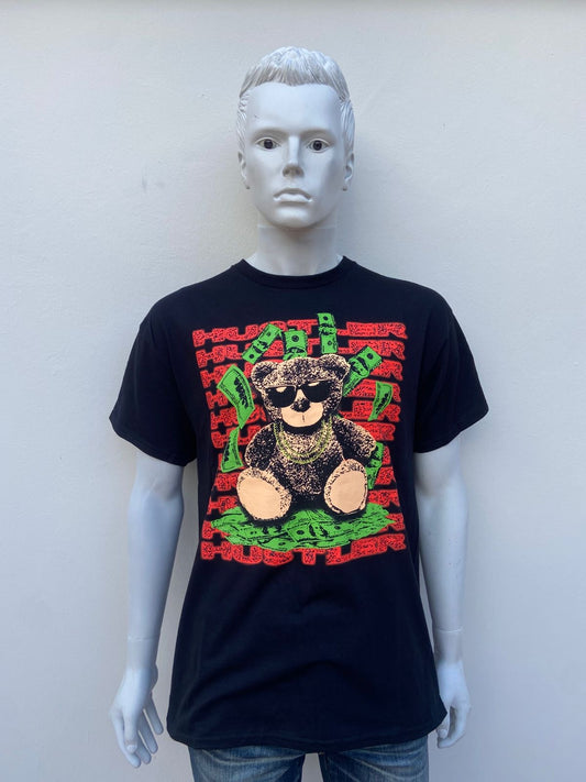 T-shirt Negro con estampado decun osos con dinero sobre el y letras rojas en el fondo