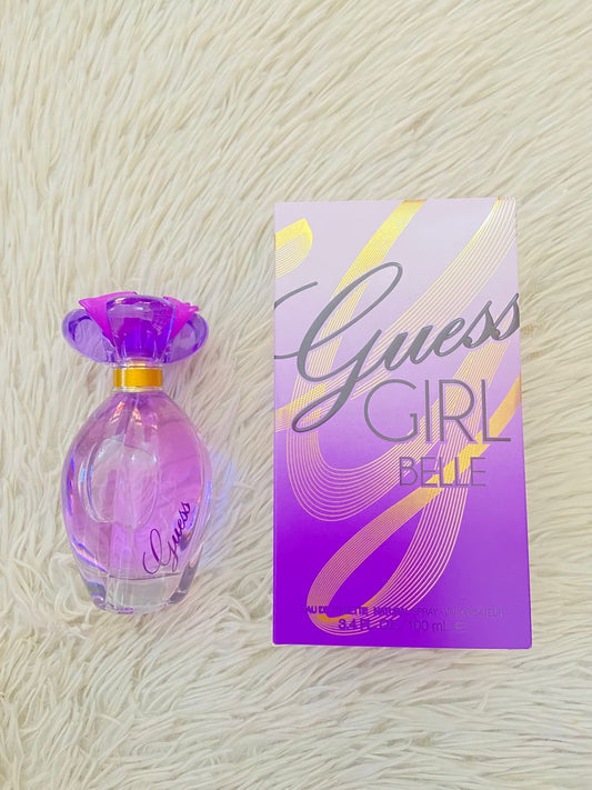 Perfume GUESS Original, en color morado con tapa morada y nombre de la marca abajo