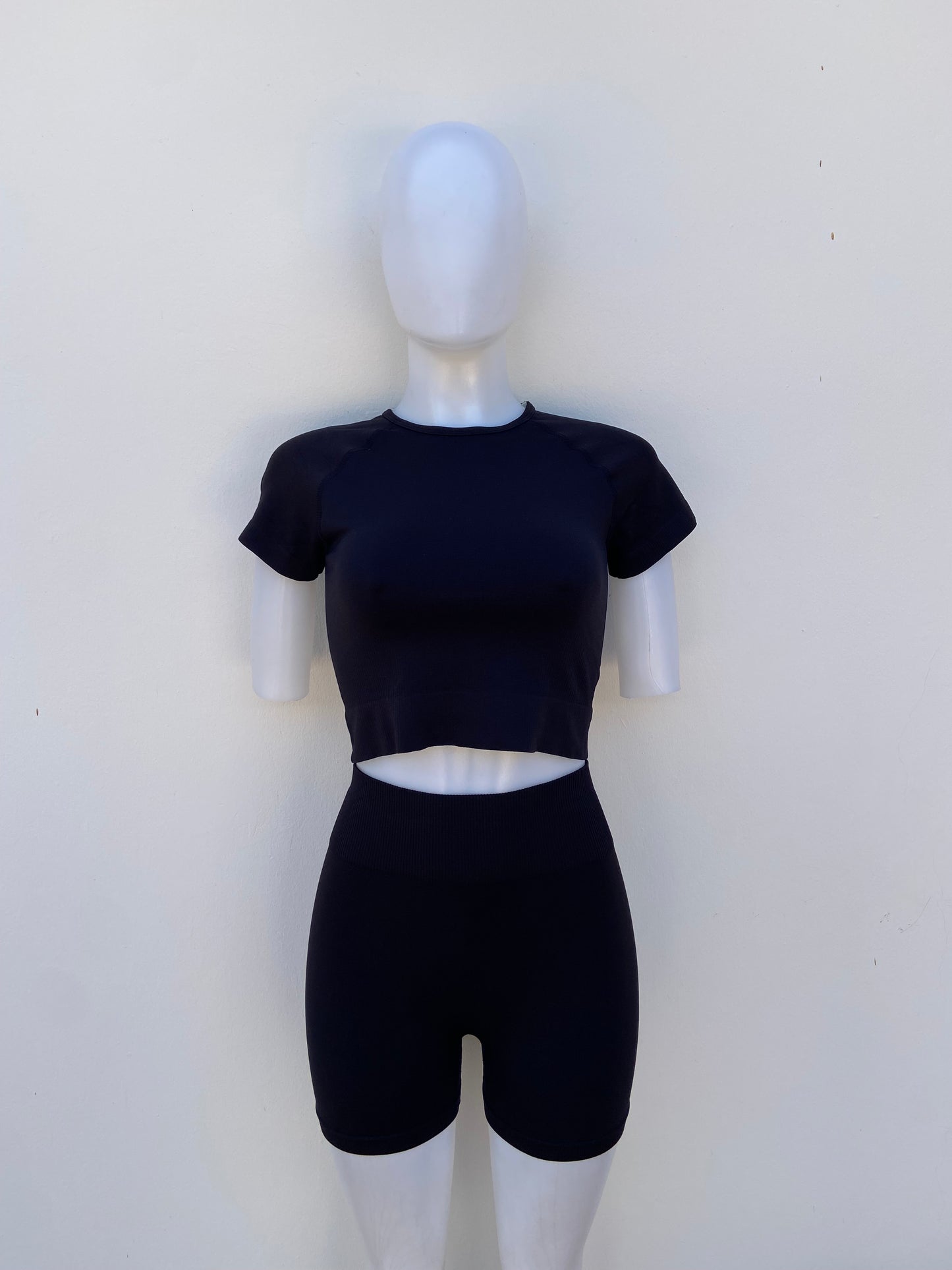 Conjunto, negro de legging corta y top.
