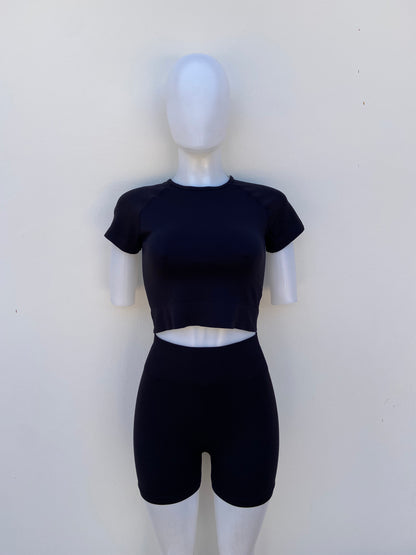 Conjunto, negro de legging corta y top.