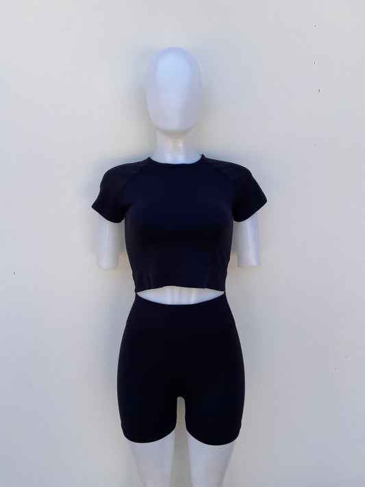 Conjunto, negro de legging corta y top.