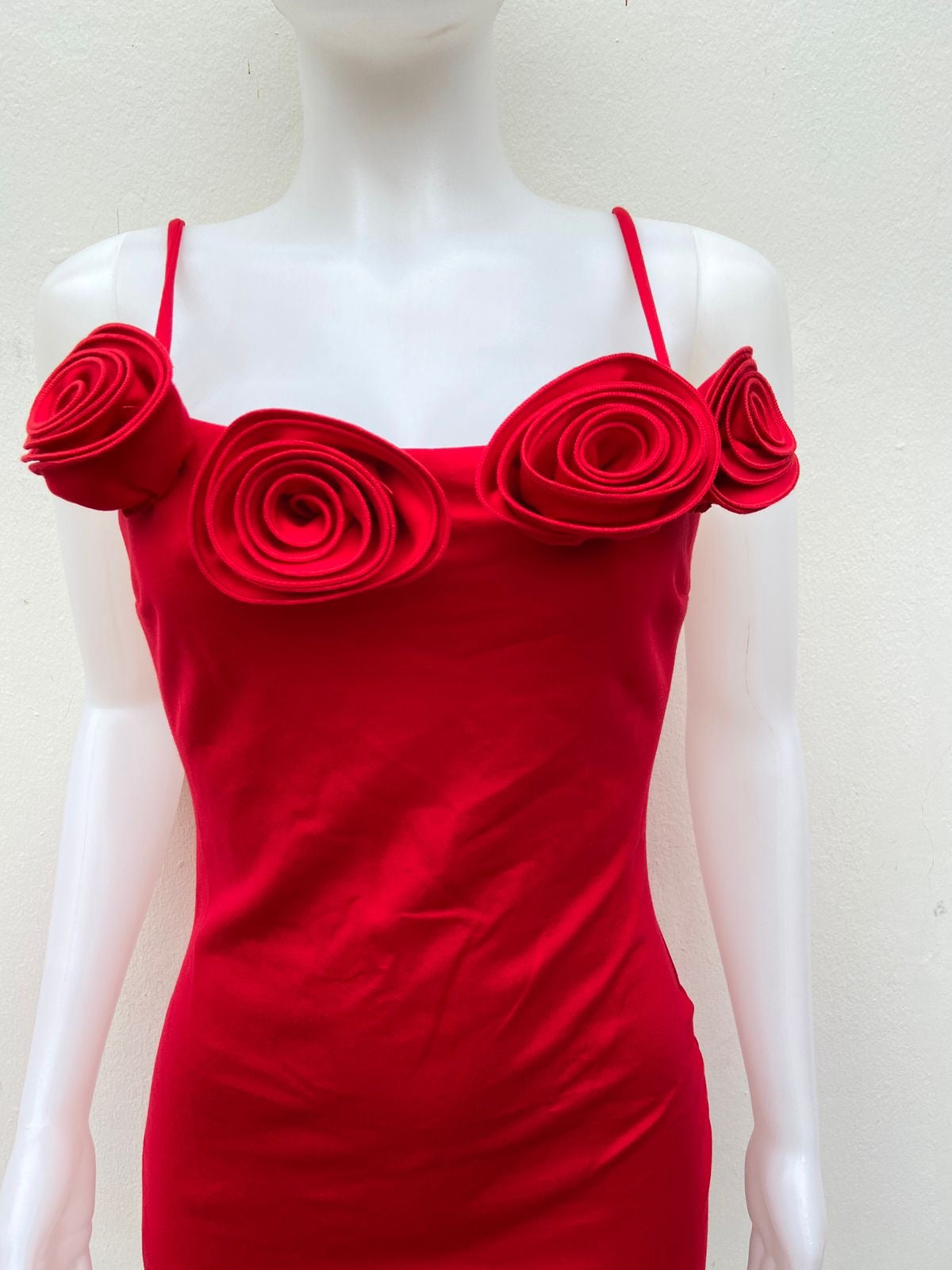 Vestido Fashion Nova original rojo en tiros y detalles en rosas con Zipper trasero.