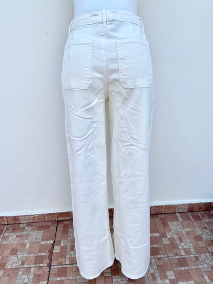 Pantalon blanco/crema ancho con botones en color dorado y bolsillos al frente.
