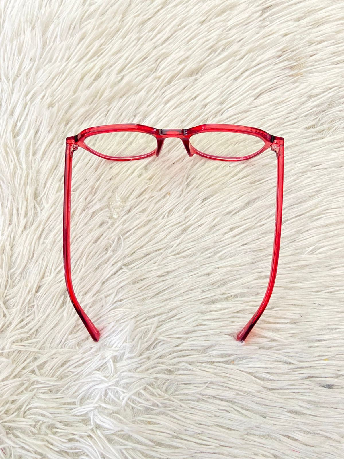 Lentes rojos con montura redonda  y cristales amarillos claros