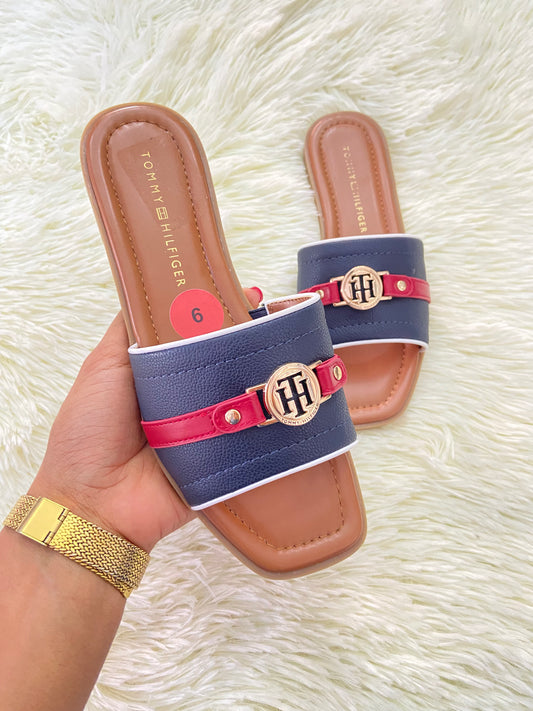 Sandalias TOMMY HILFIGER original, marron con azul marino y rojo más placa en dorado en frente.
