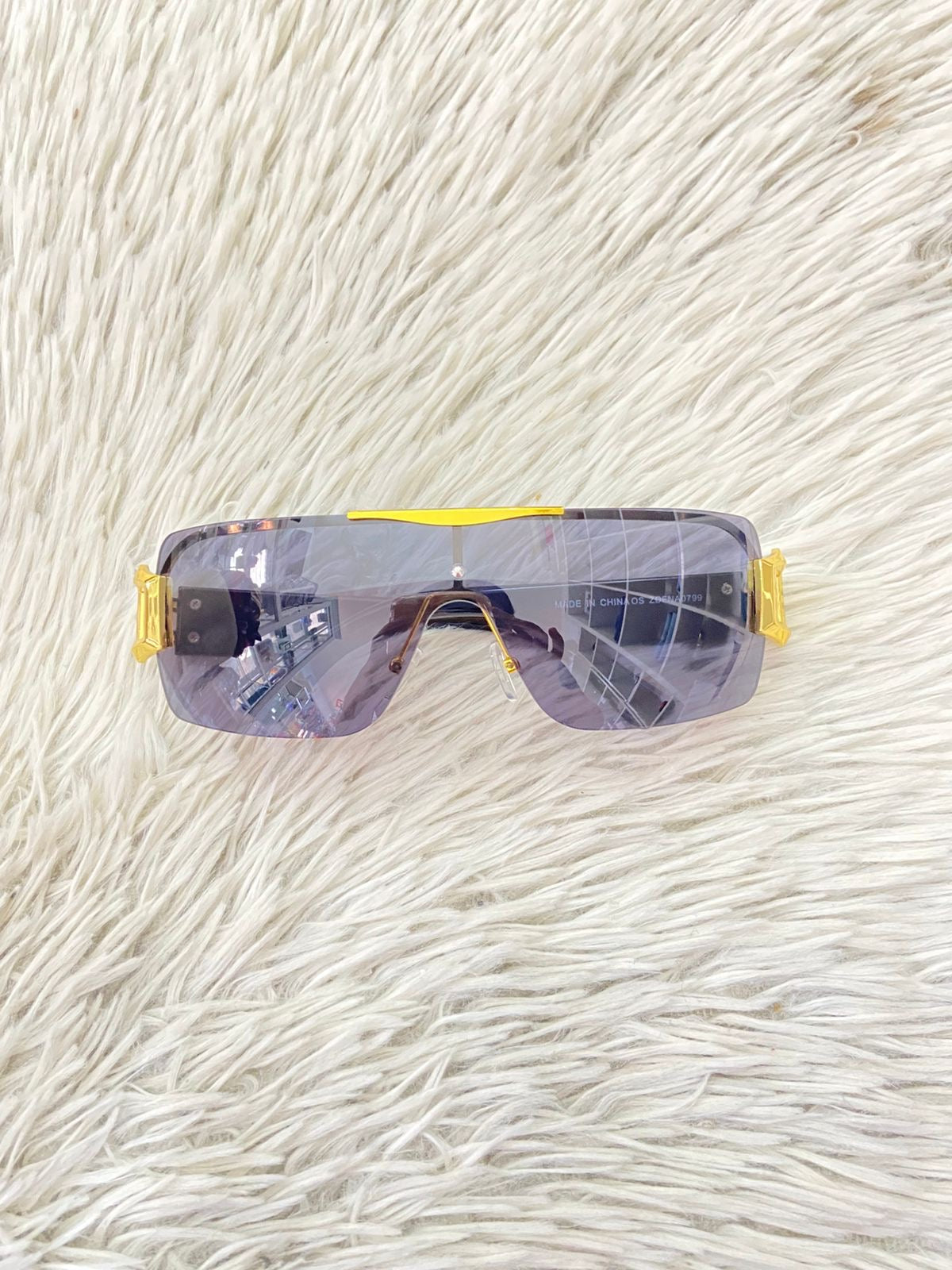 Lentes en color negro con detalles dorados dos lineas en los lados y micas oscuras