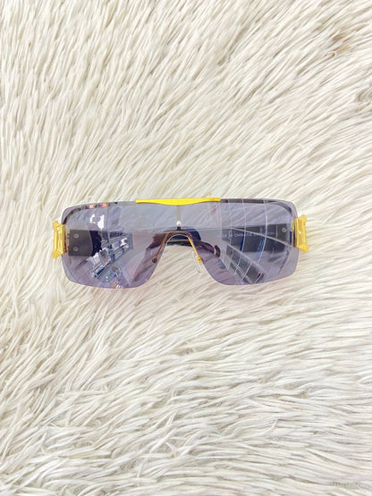 Lentes con protección UV 100-400 para proteger tu visión. En color negro con detalles dorados en los lados.