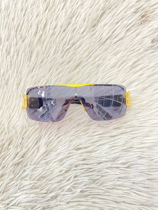 Lentes en color negro con detalles dorados dos lineas en los lados y micas oscuras