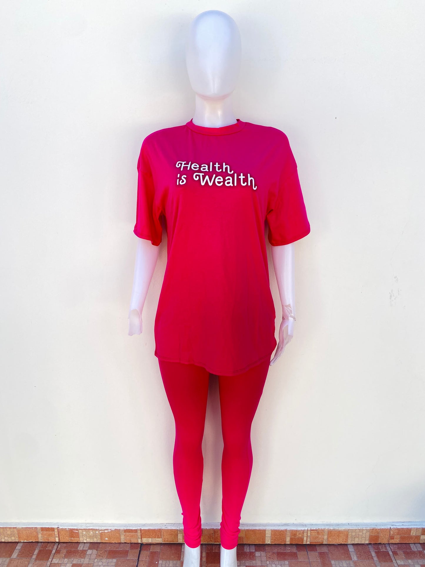 Conjunto, rosado de Legging y T-shirt con letras HEALTH IS WEALTH (la salud es riqueza)