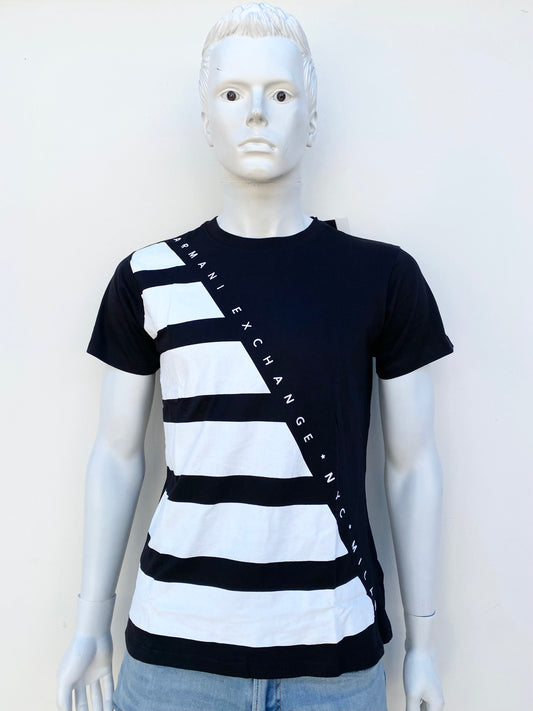 T-shirt Armani Exchange original, negro con cuadros blancos y logotipo de la marca AX en blanco.