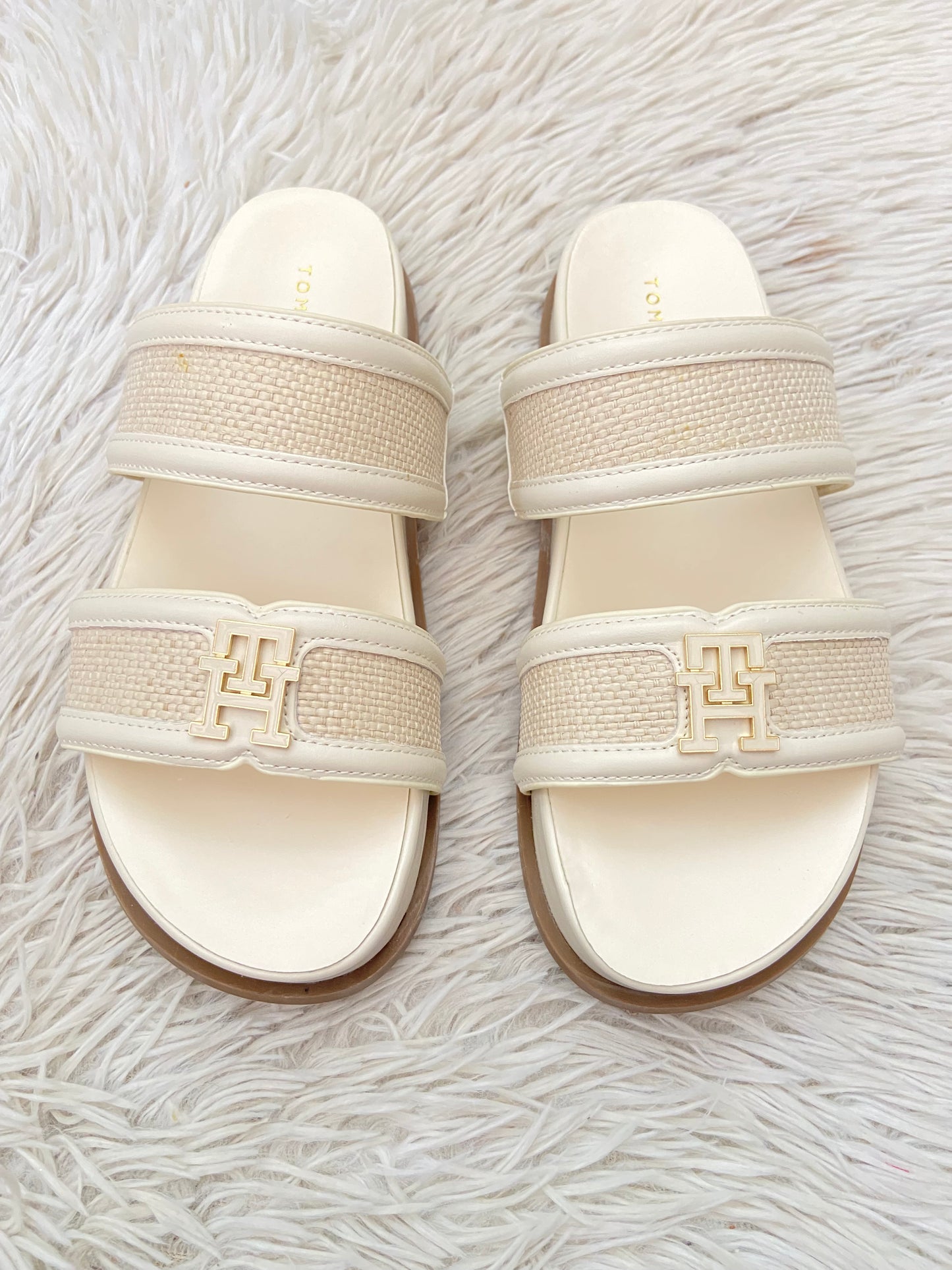 Sandalias TOMMY HILFIGER ORIGINAL original crema con placa TH en blanco con dorado.