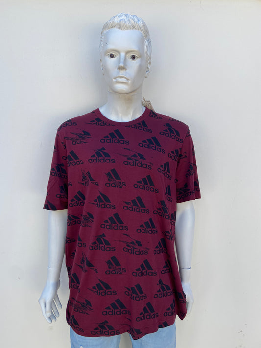 T-shirt Adidas original rojo vino con estampado de la marca en color negro.