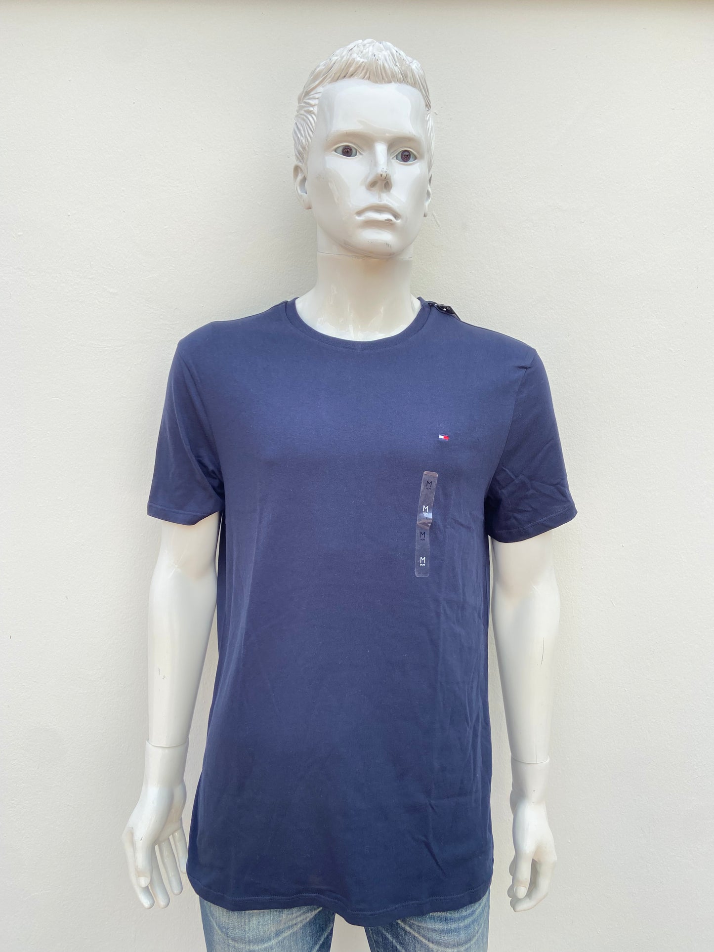 T-shirt TOMMY HILFIGER original, azul marino con pequeño logotipo al lado.