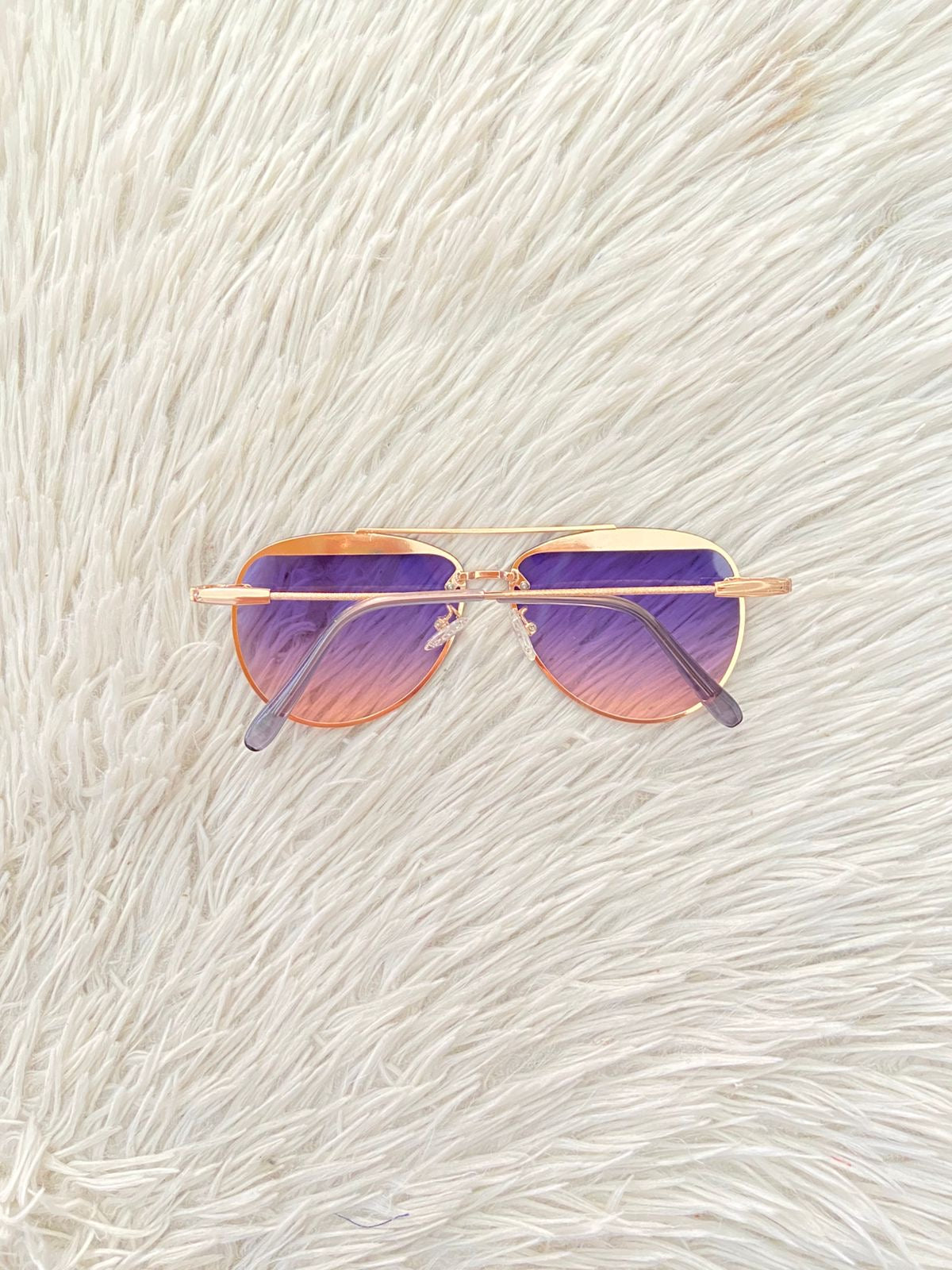 Lentes GUESS Original con marco en color dorado con micas grandes en color azules/rosada y letra guess al frente.