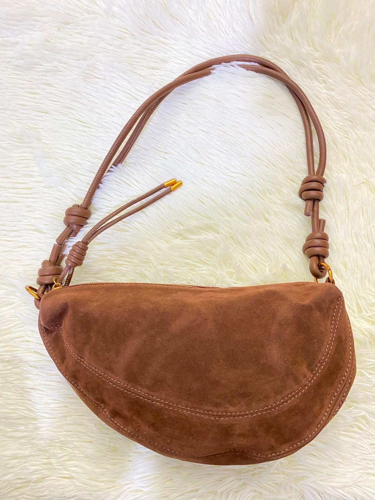 Cartera, marron en terciopelo y nudos en la manga.