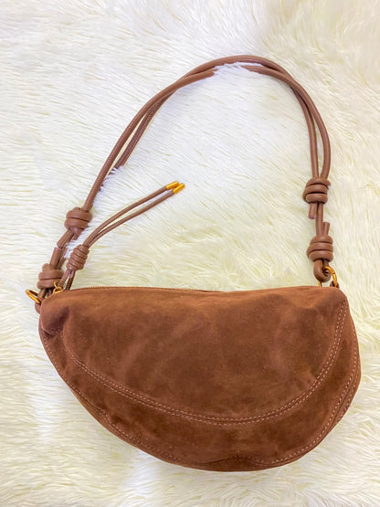 Cartera, marron en terciopelo y nudos en la manga.