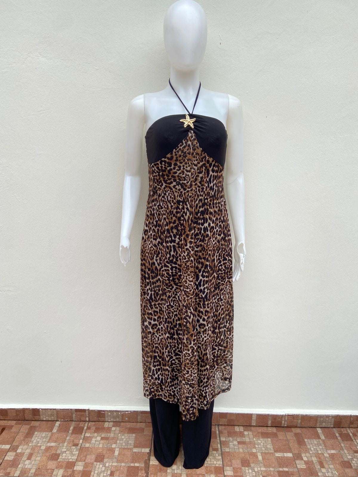 Enterizo/ Jumpsuit, negro con estampado de animal print y estrella en frente.