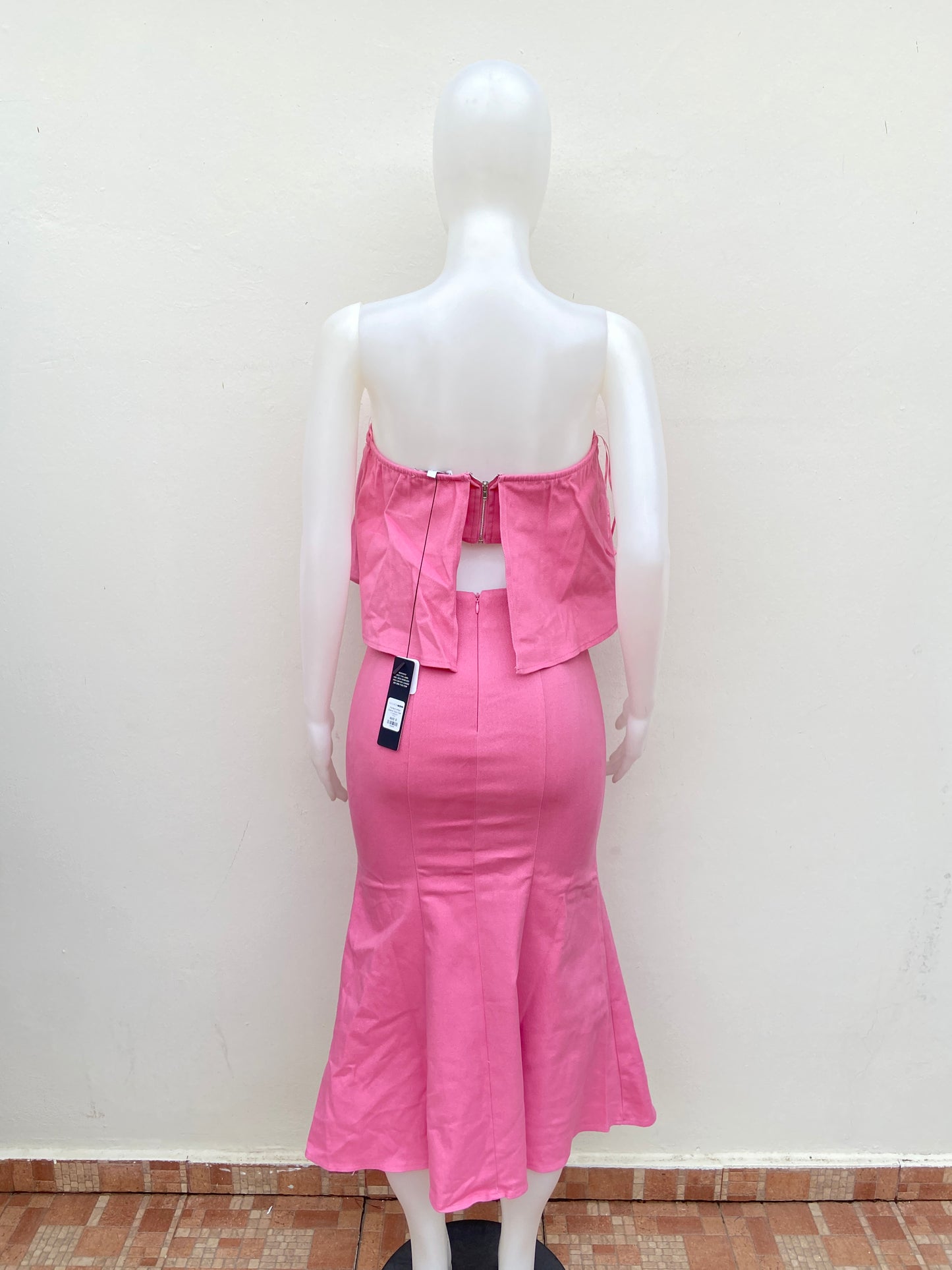 Conjunto, rosado liso con vuelos en la falda, strapless.