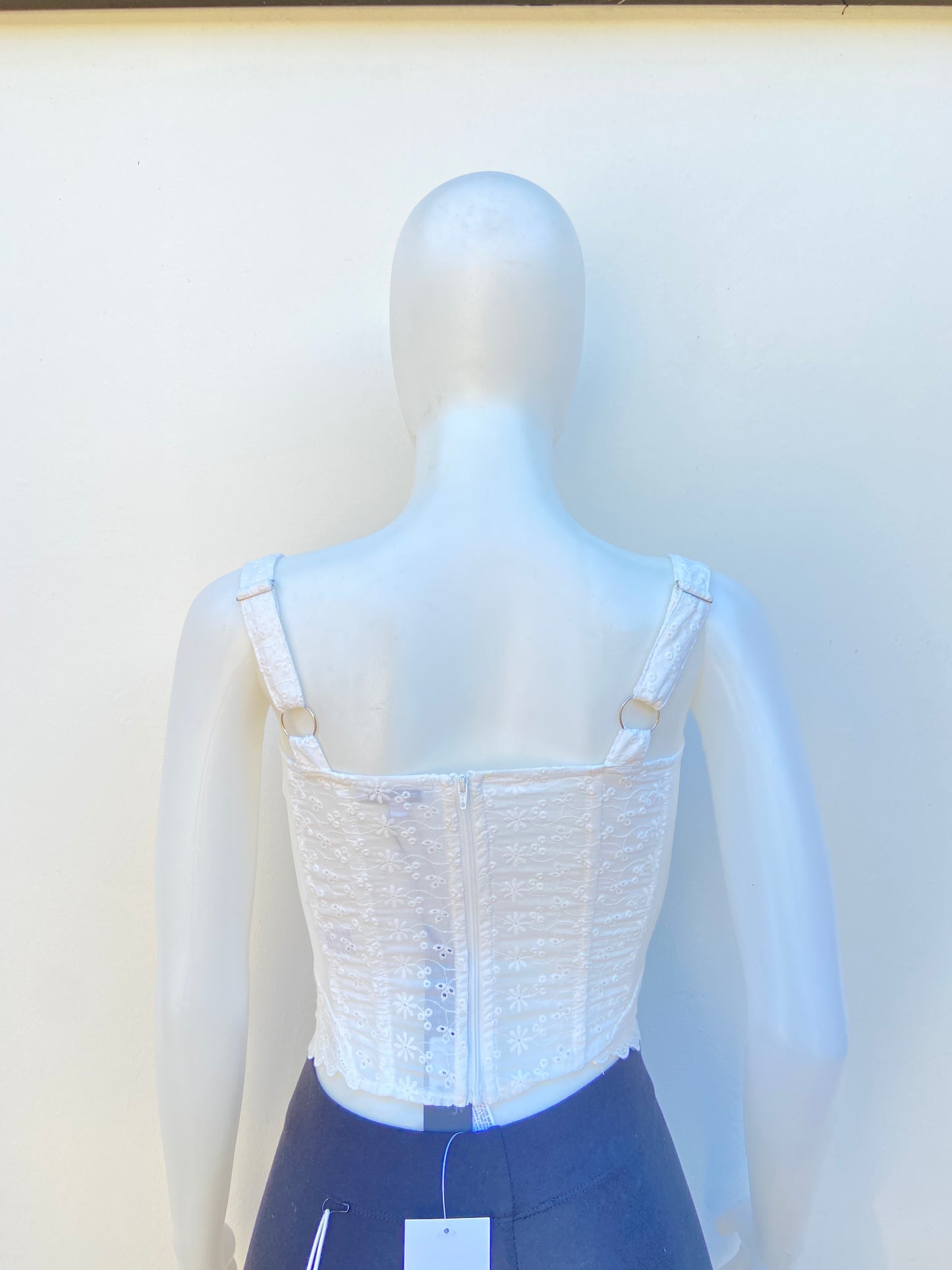 Top Fashion Nova original blanco en encaje, en estilo corset, con lazos ajustables.
