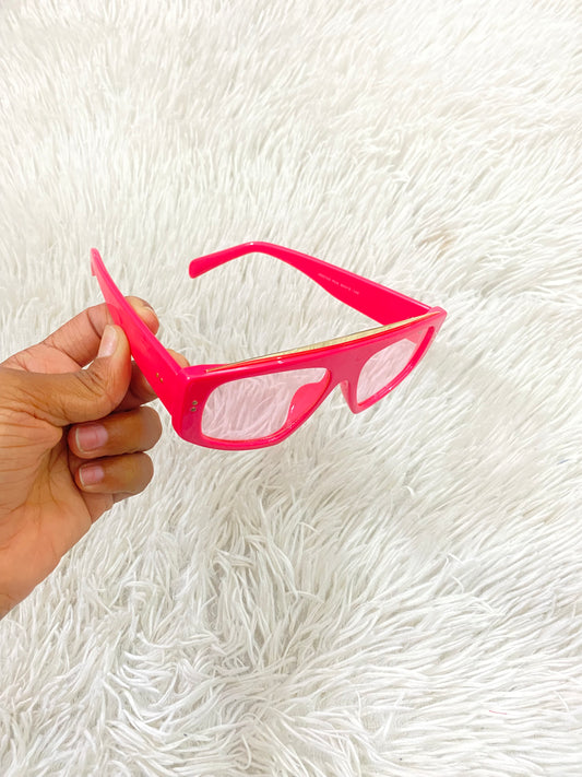 Lentes Fashion Nova original, rosado fucsia con micas transparente y diseño dorado en la parte delantera.