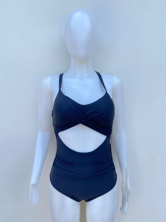 Biquini, negro liso con lazos ajustables en la eslpada y abierto en la parte delantera, una pieza.