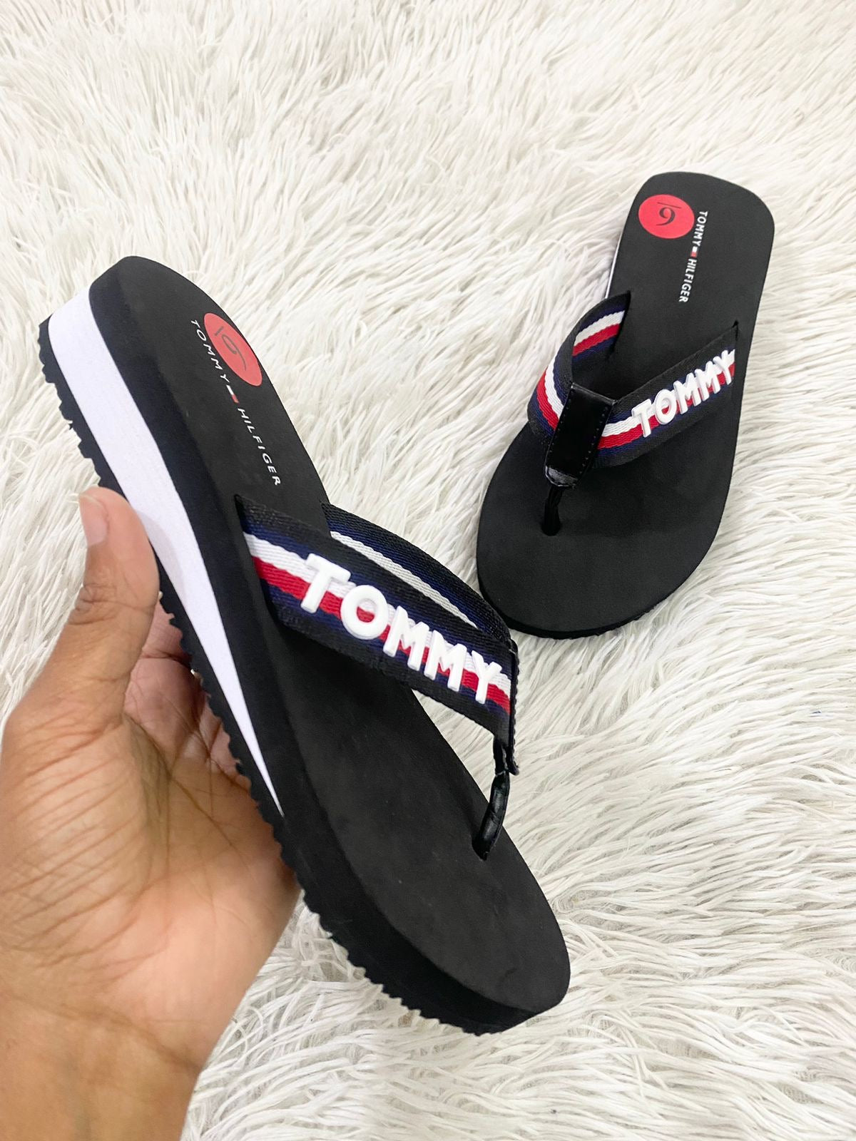 Sandalias Tommy Hilfiger original negra con letras TOMMY en color blanco.