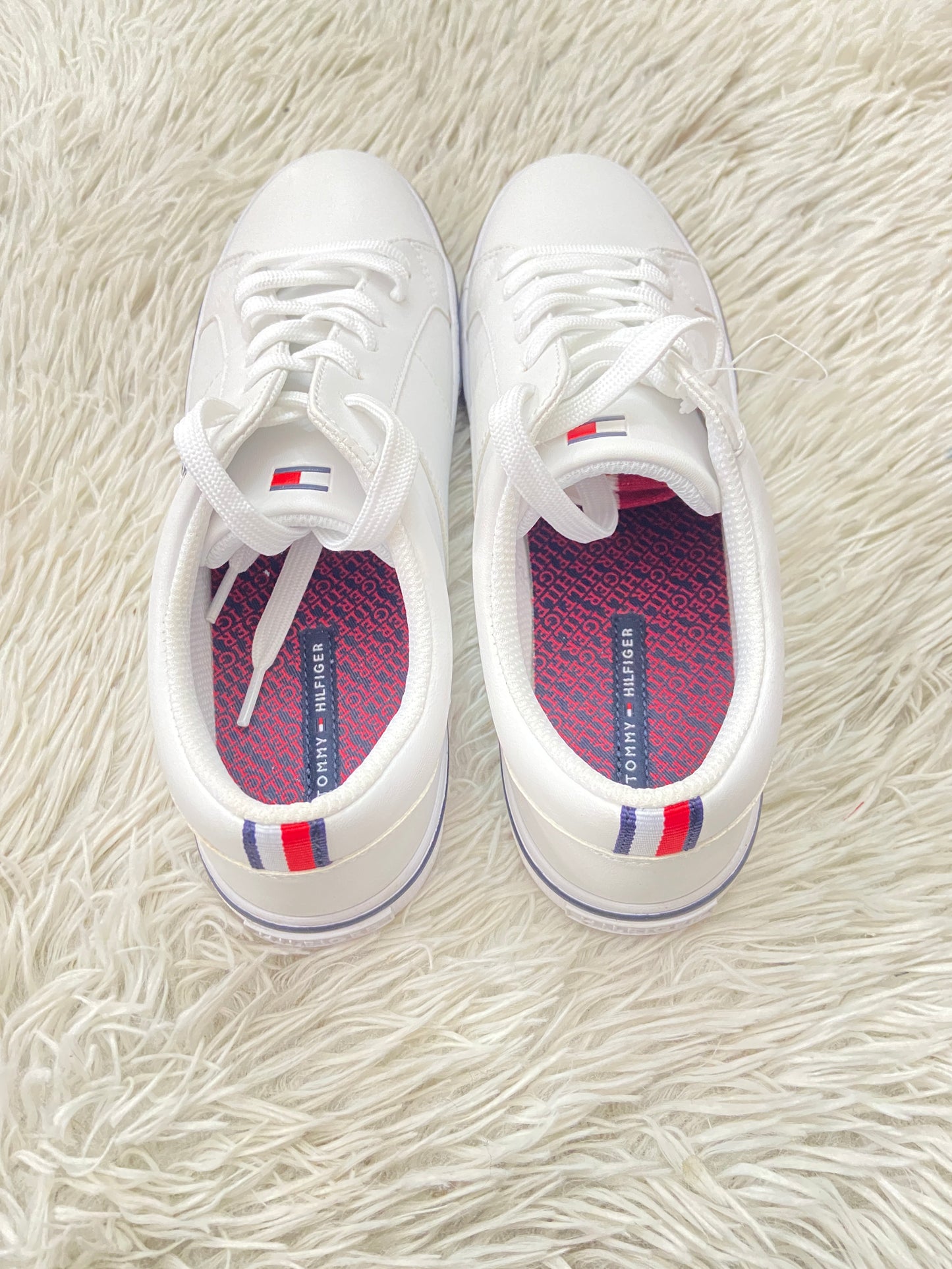 Tenis Tommy Hilfiger original blanco, con logotipo TH en azul.