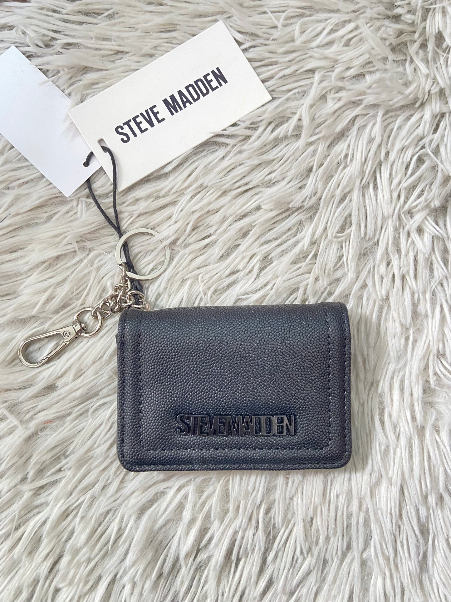 Mini Monedero STEVE MADDEN original, negro con placa STEVEMADDEN en color negro y llavero adicional.