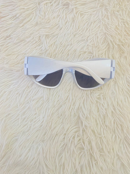Lentes diseñados con protección UV 100-400 para proteger tu visión. Plateado, con micas plateada efecto espejo.