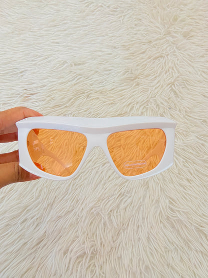 Lentes, con protección UV 100-400 para proteger tu visión. Blanco con micas de color naranja y detalles de rayas en color negro.