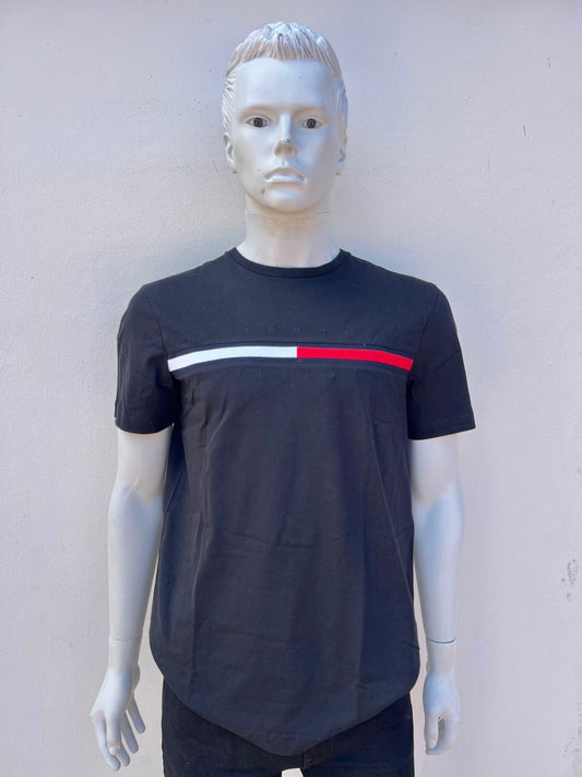 T-Shirt Tommy Hilfiger Original, En color negro con bandera de la marca en frente