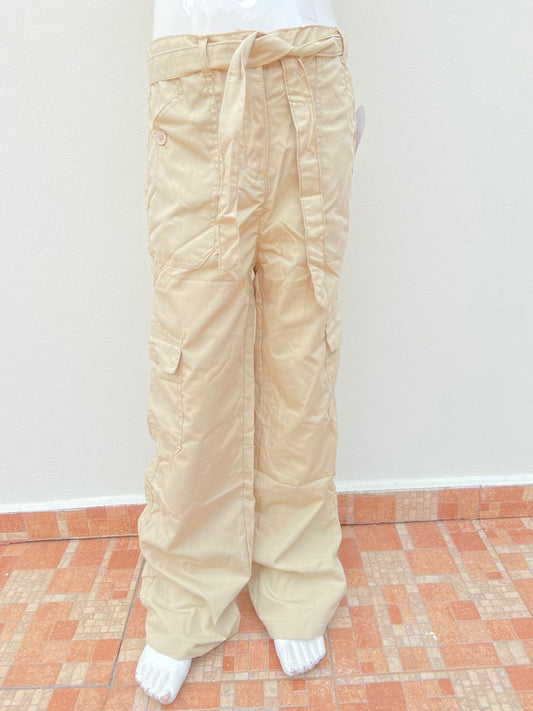 Pantalon Chillipop Original en color crema con lazo ajustable bolsillos con botones y ancho abajo.