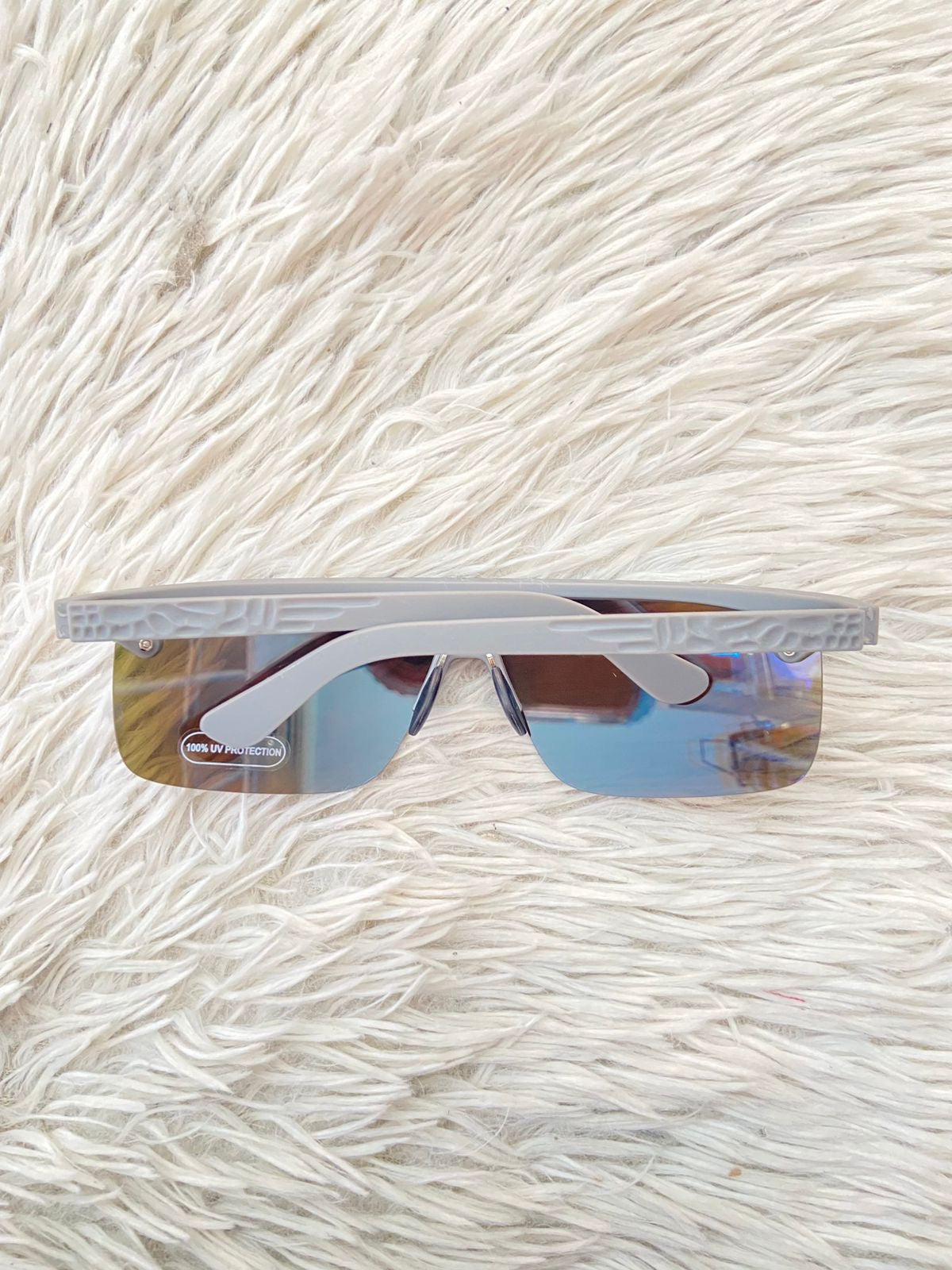 Lentes, diseñados con protección UV 100-400 para proteger tu visión. Azul con montura en gris y micas que cambian de color.