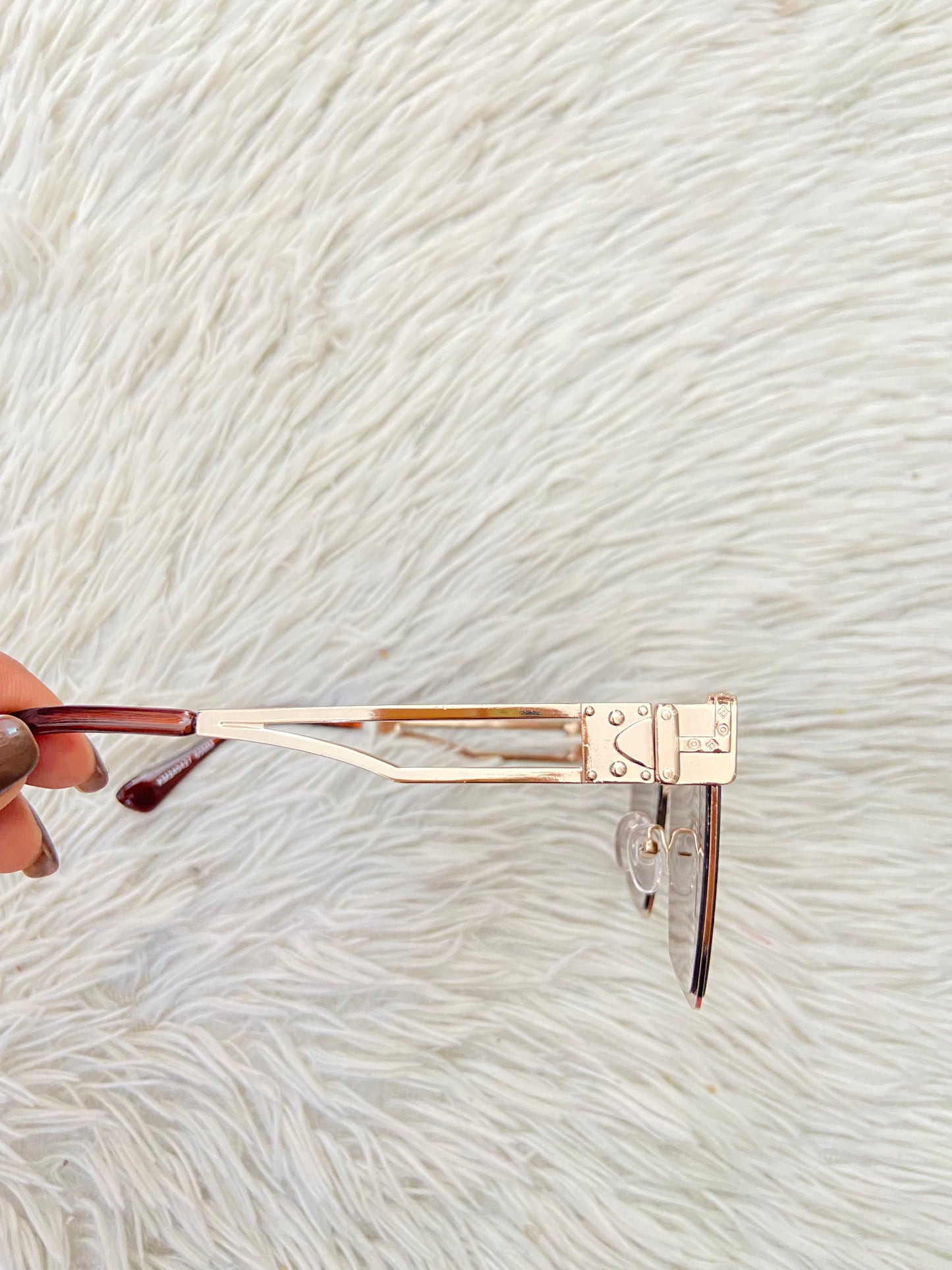 Lentes, marrón con montura en dorado y micas marrones.