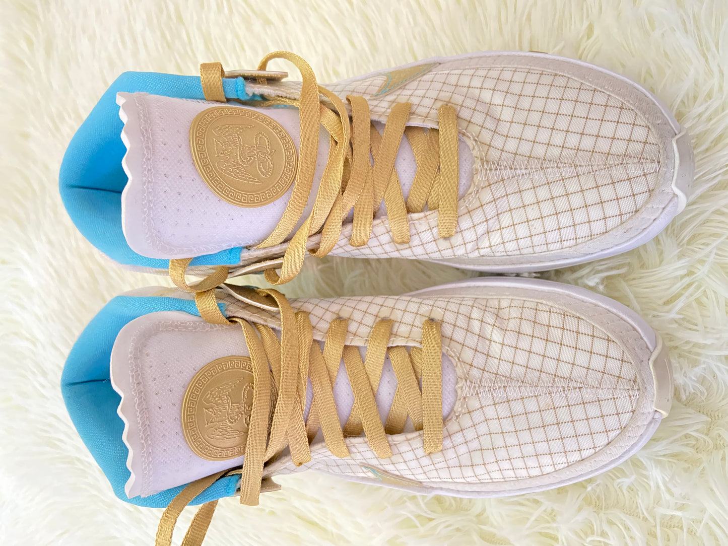 Tenis NIKE original blanco con dorado y azul y detalles de cuadros, altos.