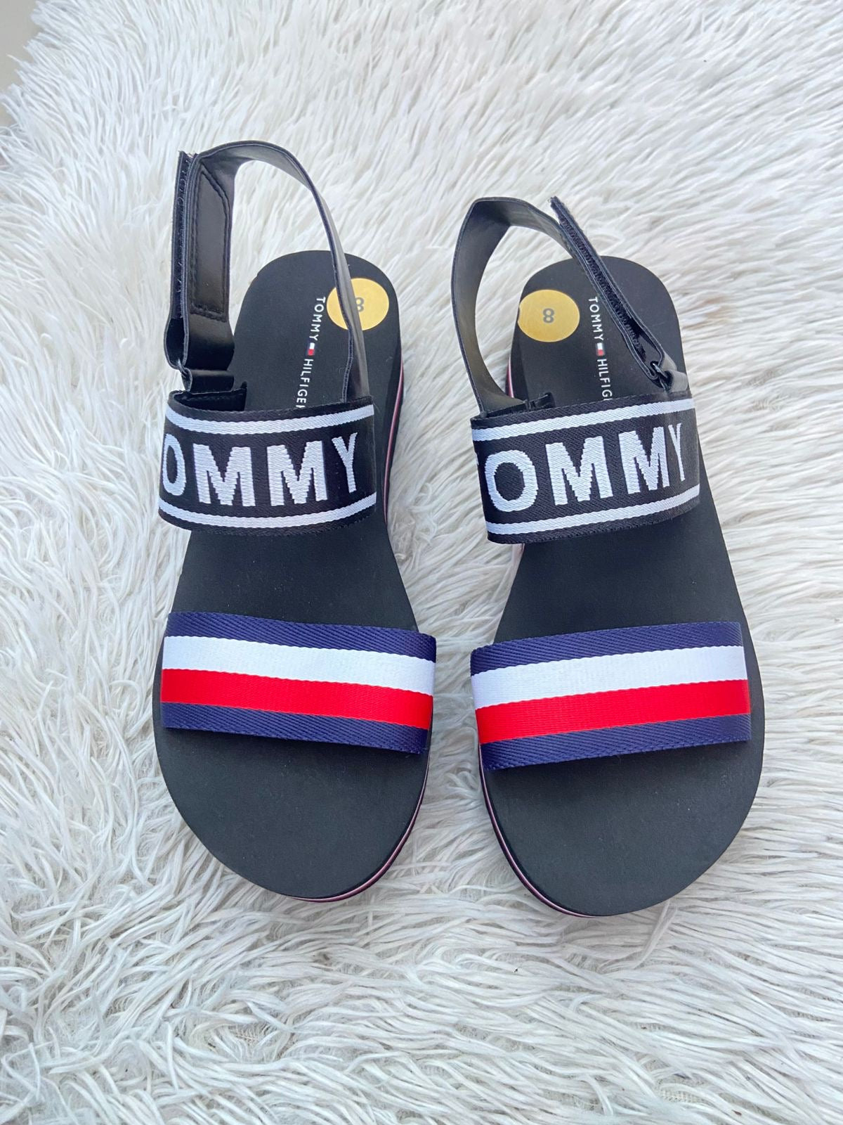 Sandalias TOMMY HILFIGER original, negra con banda Tommy al frente y letras TOMMY en color blanco en frente, plataformas.