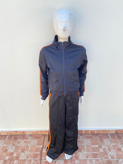Chaqueta negra, con estampado de mariposa en la parte de atrás y líneas en color naranja en los lados.